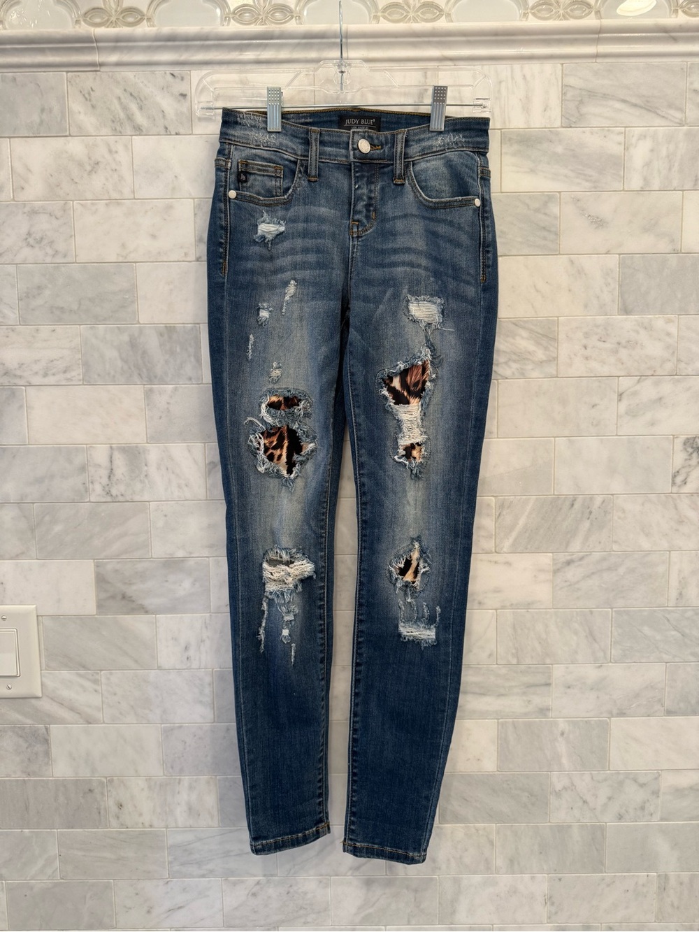 Judy Blue: leopard print distressed jeans